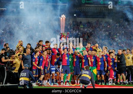 Barcelona, Spanien. Mai 2025. Die Spieler von Barcelona feiern die Titelweihe nach dem LaLiga EA Sports Spiel zwischen dem FC Barcelona und Villarre Stockfoto