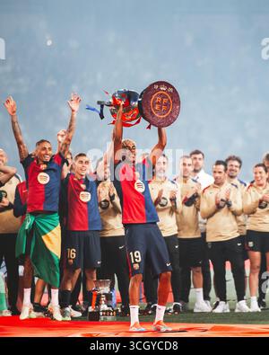 Barcelona, Spanien. Mai 2025. Die Spieler von Barcelona feiern die Titelweihe nach dem LaLiga EA Sports Spiel zwischen dem FC Barcelona und Villarre Stockfoto