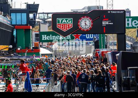 Zandvoort, Niederlande. August 2025. Zuschauer in der Boxengasse, F1 Grand Prix der Niederlande auf dem Circuit Zandvoort am 28. August 2025 in Zandvoort, Niederlande. (Foto von HOCH ZWEI) Credit: dpa/Alamy Live News Stockfoto