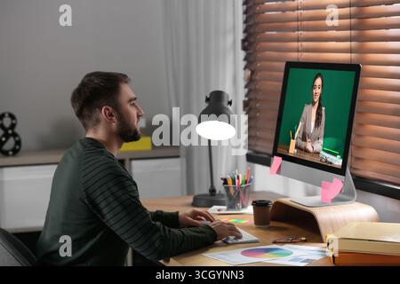 E-Learning-Konzept. Schüler, der Online-Videochat mit dem Lehrer über einen Computer am Schreibtisch führt Stockfoto