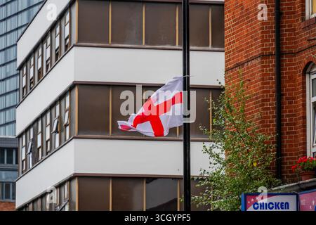 London, Großbritannien. 30. August 2025. Lamposts tragen St. Georges Flaggen und Union Jacks vor dem Thistle Barbican Hotel, das Asylsuchende in London beherbergt. Ansonsten ist die Gegend trotz des jüngsten Gerichtsurteils ruhig. Guy Bell/Alamy Live News Stockfoto