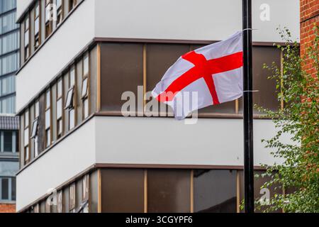 London, Großbritannien. 30. August 2025. Lamposts tragen St. Georges Flaggen und Union Jacks vor dem Thistle Barbican Hotel, das Asylsuchende in London beherbergt. Ansonsten ist die Gegend trotz des jüngsten Gerichtsurteils ruhig. Guy Bell/Alamy Live News Stockfoto