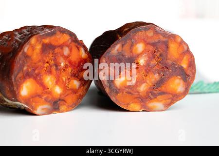 Spanische Chorizo Wurst auf weißem Hintergrund Stockfoto