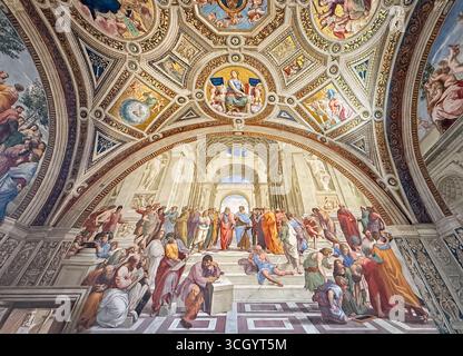 VATIKANSTADT, ROM, ITALIEN - 2. AUGUST 2025 Raphaels Fresko, die Schule von Athen, im Apostolischen Palast, Saal der Segnatura. Die Vergrößerung Stockfoto