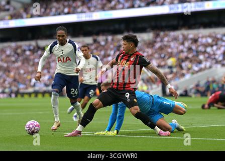 London, Großbritannien. 30. August 2025. Guglielmo Vicario Torhüter von Tottenham Hotspur hält Evanilson von Bournemouth FC während des Spiels Spurs gegen Bournemouth, Premier League im Tottenham Hotspur Stadium London. Dieses Bild ist NUR für REDAKTIONELLE ZWECKE bestimmt. Für jede andere Verwendung ist eine Lizenz von Football DataCo erforderlich. Quelle: MARTIN DALTON/Alamy Live News Stockfoto