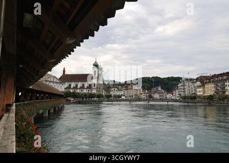 Blick auf die Jesuitenkirche St. Franziskus Xavier am Ufer der Reuss, Luzern, Schweiz Stockfoto