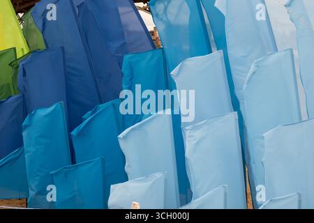 Helle Zukunft, Erfolg und Chance durch bunte Fahnen, die im Wind winken. Stockfoto