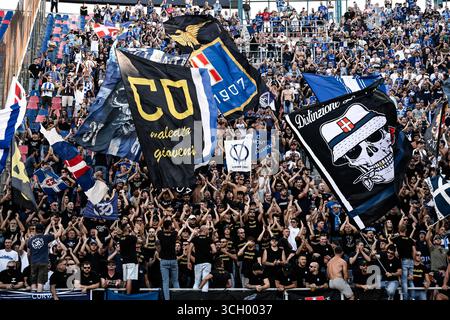 Bologna, Italien. 31. August 2025. Como-Fans jubeln beim Fußball-Spiel der Serie A 2025/2026 zwischen Bologna FC und Como 1907 im Renato dall’Ara Stadion in Bologna (Italien), 31. August 2025 an. Quelle: Insidefoto/Alamy Live News Stockfoto