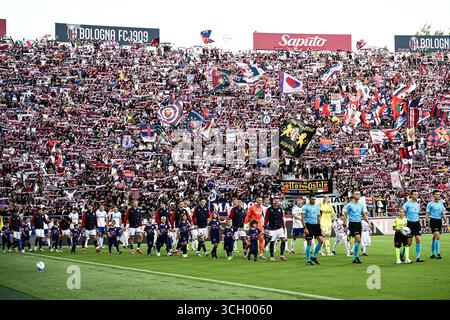 Bologna, Italien. 31. August 2025. Die Spieler treten beim Fußballspiel der Serie A 2025/2026 zwischen Bologna FC und Como 1907 im Renato dall'Ara Stadion in Bologna (Italien) am 31. August 2025 in das Feld ein. Quelle: Insidefoto/Alamy Live News Stockfoto