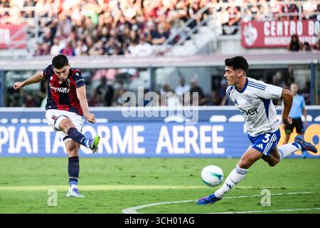 Bologna, Italien. 31. August 2025. Nicolo Cambiaghi von Bologna FC und Alex Valle von Como 1907 während des Fußballspiels der Serie A 2025/2026 zwischen Bologna FC und Como 1907 im Renato dall’Ara Stadion in Bologna (Italien), 31. August 2025. Quelle: Insidefoto/Alamy Live News Stockfoto