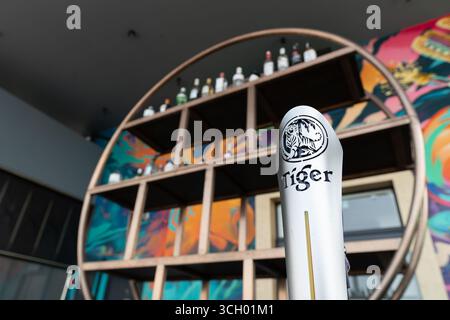 Miri, Malaysia - 4. September 2024: Nahaufnahme eines Tiger-Bier-Zapfhahns mit verschwommenem Innenraum im Hintergrund in der Dachbar Cavakita und Stockfoto