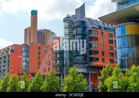 Berlin, Deutschland - 16. August 2025: Pulsierende moderne Gebäude mit einzigartigem architektonischen Design im Daimler City-Komplex, umgeben von Grün Stockfoto