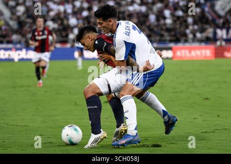 Bologna, Italien. 31. August 2025. Santiago Castro von Bologna FC und Alex Valle von Como 1907 während des Fußballspiels der Serie A 2025/2026 zwischen Bologna FC und Como 1907 im Renato dall'Ara Stadion in Bologna (Italien), 31. August 2025. Quelle: Insidefoto/Alamy Live News Stockfoto