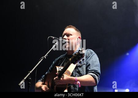 Jedburgh, Großbritannien. 30. August 2025. Skipinnish tritt am ersten Tag des EdgeFest 2025 im LilliardsEdge bei Jedburgh am 30. August 2025 auf. EdgeFest 2025, Musikfestival. Ein wachsendes Musikfestival in den schottischen Grenzen, das jetzt im dritten Jahr in Lilliardsedge in der Nähe von Jedburgh stattfindet. Musik und Unterhaltung für die ganze Familie, unter dem großen Dach. Hauptbühnenbesetzung ( Credit: Rob Gray/Alamy Live News) Stockfoto