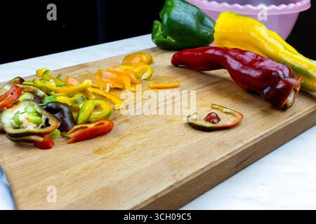 Fein gehacktes Gemüse auf einem Schneidebrett. Nahaufnahme. Stockfoto