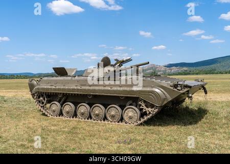 Altes russisches BMP-1 gepanzertes Infanterie-Kampffahrzeug mit Kanone und Raketenwerfer Stockfoto