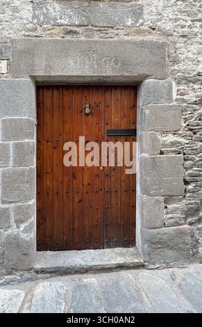Alte Holztür mit Metallnieten in europäischer Architektur, strukturiertem historischen Hintergrund und Vintage-Details Stockfoto