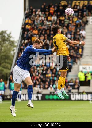 Wolverhampton, Großbritannien. 30. August 2025. Hugo Bueno (3 Wölfe) leitet den Ball während des Premier League-Fußballspiels zwischen den Wolverhampton Wanderers und Everton im Molineux-Stadion in Wolverhampton, England. /Alamy Live News Stockfoto
