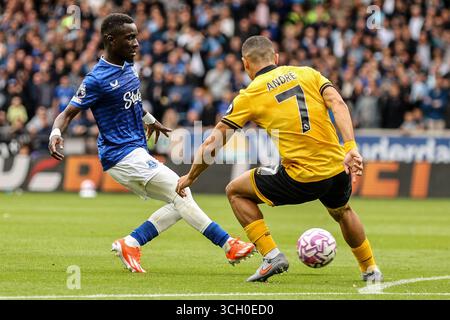 Wolverhampton, Großbritannien. 30. August 2025. Idrissa Gueye (27 Everton) übergibt den Ball während des Premier League-Fußballspiels zwischen den Wolverhampton Wanderers und Everton im Molineux-Stadion in Wolverhampton, England. /Alamy Live News Stockfoto