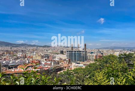 Wunderschöner Panoramablick auf Barcelona von der Aussichtsplattform mit städtischer Skyline, Mittelmeer und berühmten Wahrzeichen in der Ferne. Stockfoto