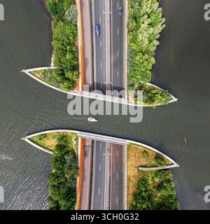 Eine Drohnenansicht des schiffbaren Veluwemeer Aquädukts in Flevoland in den Niederlanden bei Hardwijk Stockfoto