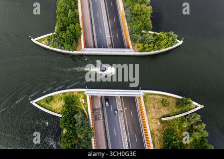 Eine Drohnenansicht des schiffbaren Veluwemeer Aquädukts in Flevoland in den Niederlanden bei Hardwijk Stockfoto