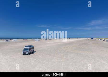 Drohnenblick auf viele Wohnmobile und Wohnmobile am großen Sandstrand auf Romo Island im Südwesten von Denamrk Stockfoto
