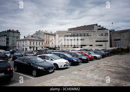 Przemysl, Polen - 23. August 2025: Städtischer Parkplatz mit verschiedenen Autos in der Nähe des Nationalmuseums in Przemysl, Polen. Stockfoto