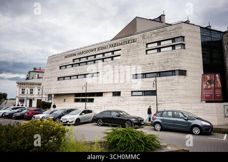 Przemysl, Polen - 23. August 2025: Zeitgenössische Museumsfassade der Kulturinstitution im Stadtbild Przemysl, Polen. Stockfoto