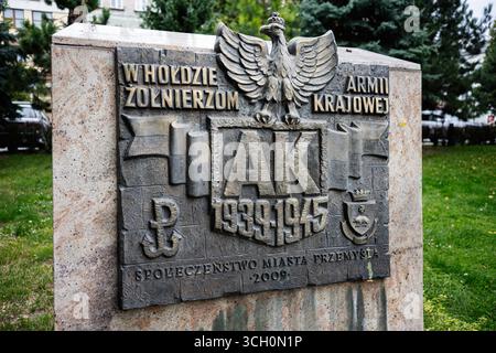 Przemysl, Polen - 23. August 2025: Steintafel mit einem Adler, Inschriften und Symbolen im Park Przemysl, Polen. Stockfoto