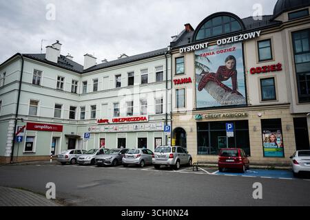 Przemysl, Polen - 23. August 2025: Blick auf ein Einkaufs- und Geschäftszentrum mit Schildern in Przemysl, Polen. Stockfoto