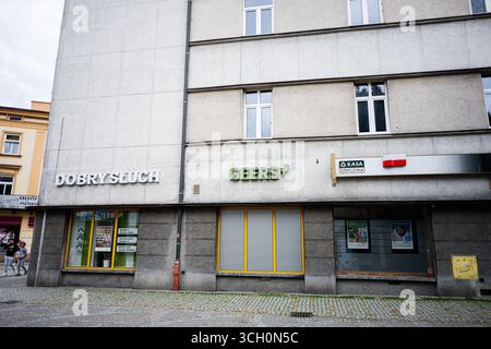 Przemysl, Polen - 23. August 2025: Geschäftsschilder an einer Gebäudefassade in Przemysl, Polen, mit Gewerbeobjekten Stockfoto