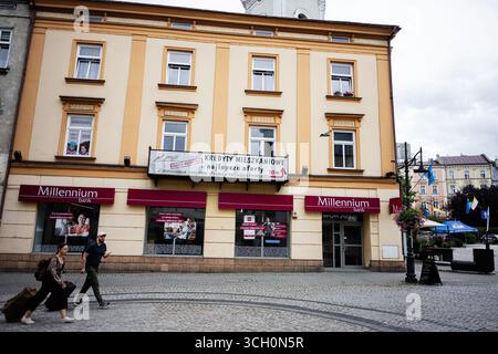 Przemysl, Polen - 23. August 2025: Blick auf ein Gebäude mit Sitz der Millennium Bank in Przemysl, Polen. Stockfoto