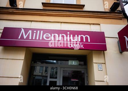 Przemysl, Polen - 23. August 2025: Außenansicht der Millennium Bank in der Innenstadt von Przemysl, Polen Stockfoto