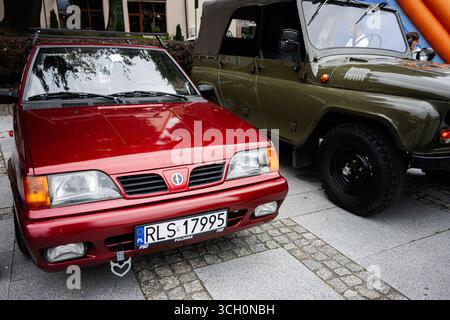 Przemysl, Polen - 23. August 2025: Oldtimer FSO Polonez Caro und historisches Militärfahrzeug UAZ-469 im Freien in Przemysl Polen ausgestellt Stockfoto