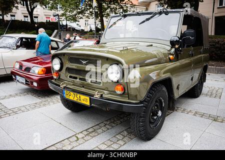 Przemysl, Polen - 23. August 2025: Klassischer, grüner Geländewagen UAZ-469, ausgestellt während einer Outdoor-Veranstaltung in Przemysl, Polen Stockfoto