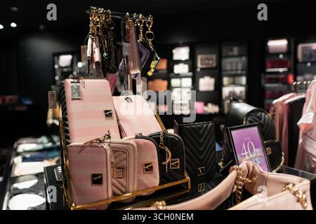 Kuala Lumpur, Malaysia - 12. September 2024: Kleine Taschen, Geldbörsen und andere Accessoires werden im Victoria's Secret Store in KLIA ausgestellt. Stockfoto