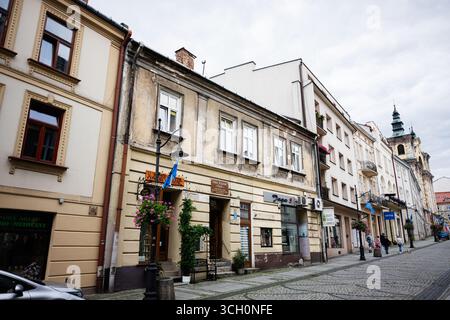 Przemysl, Polen - 23. August 2025: Charmante Straße in Przemysl, Polen, mit historischen Gebäuden und urbaner Landschaft Stockfoto