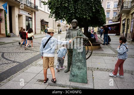 Przemysl, Polen - 23. August 2025: Statue des Hauptmanns Henryk Jaskuła mit Touristen in Przemysl, die Geschichte und Kultur widerspiegelt. Stockfoto
