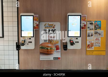 Kuala Lumpur, Malaysia - 17. September 2024: Selbstbedienung, die Kioske in einem McDonald's Restaurant bestellt. Stockfoto