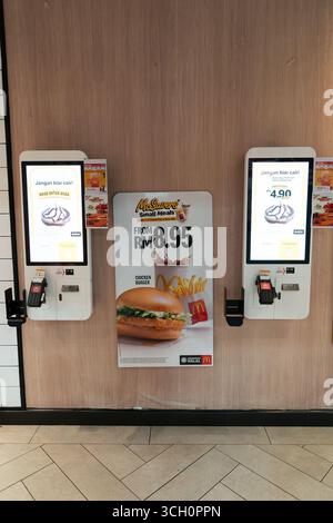 Kuala Lumpur, Malaysia - 17. September 2024: Selbstbedienung, die Kioske in einem McDonald's Restaurant bestellt. Stockfoto