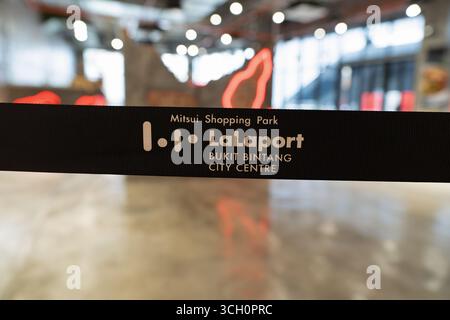 Kuala Lumpur, Malaysia - 18. September 2024: Einziehbare Barriere mit Schild zum Mitsui Shopping Park LaLaport Bukit Bintang City Centre, wie an der mal zu sehen Stockfoto