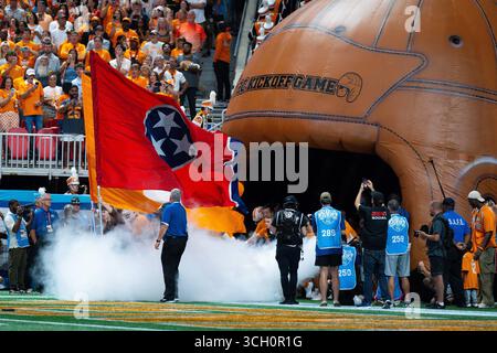 30. August 2025: Tennessee Volunteers erobern das Feld vor dem NCAA-Fußballspiel zwischen den University of Tennessee Volunteers und der Syracuse University Orange im Mercedes-Benz Stadium, Atlanta, GA Tim Gangloff/CSM Stockfoto