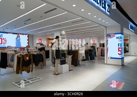 Kuala Lumpur, Malaysia - 18. September 2024: Eingang des Forever 21 Stores im Mitsui Shopping Park LaLaport Bukit Bintang City Centre mit dem Shop Stockfoto