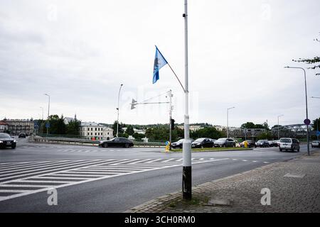 Przemysl, Polen - 23. August 2025: Urbane Szene einer geschäftigen Kreuzung mit Autos und Umgebung in Przemysl, Polen Stockfoto