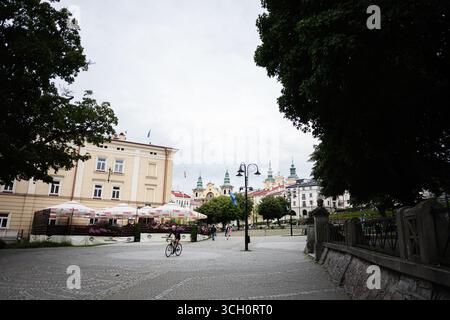 Przemysl, Polen - 23. August 2025: Malerischer Blick auf den Przemysl-Stadtplatz mit historischer Architektur und Naturelementen. Stockfoto