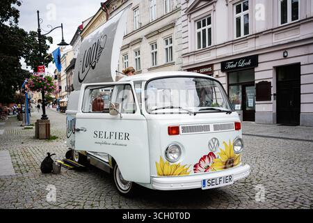 Przemysl, Polen - 23. August 2025: VW-Retro-Transporter im polnischen Przemysl, auf einer Straße geparkt Stockfoto
