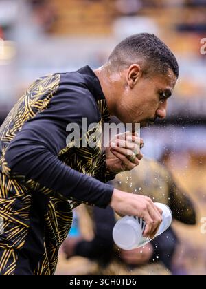Wolverhampton, Großbritannien. 30. August 2025. Andre (7 Wolves) wärmt sich während des Premier League-Fußballspiels zwischen den Wolverhampton Wanderers und Everton im Molineux-Stadion in Wolverhampton auf. /Alamy Live News Stockfoto