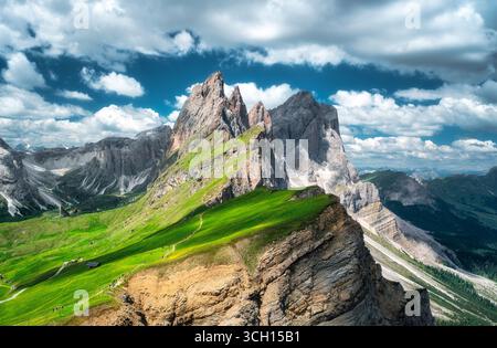 Blick aus der Vogelperspektive auf den Berg Seceda im Sommer in den Dolomiten, Italien Stockfoto