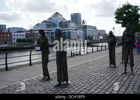 Statuen des Hungerdenkmals von Rowan Gillespie an einem Kai in Dublin Stockfoto